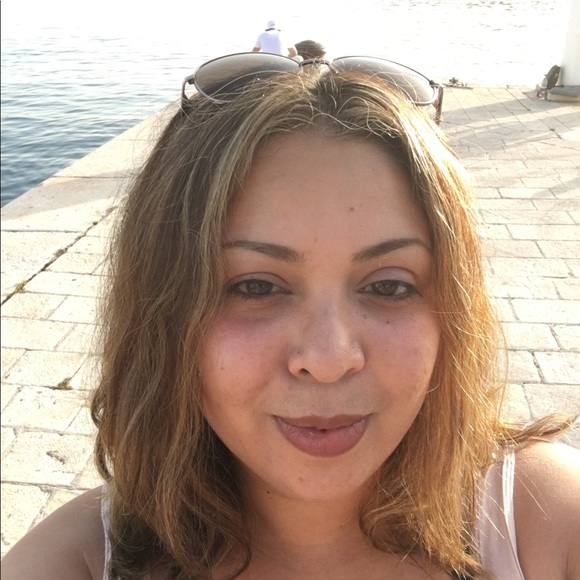 Meet your Posher, Stephanie - Picture 2 of 2